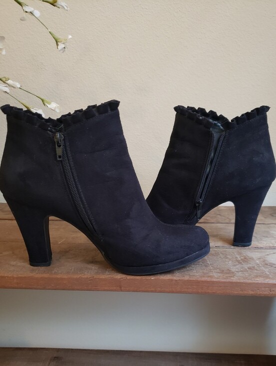 Fashion Bug Shoes - Fashion Bug Black Ruffle-Trim Ankle Booties Size 7.5
